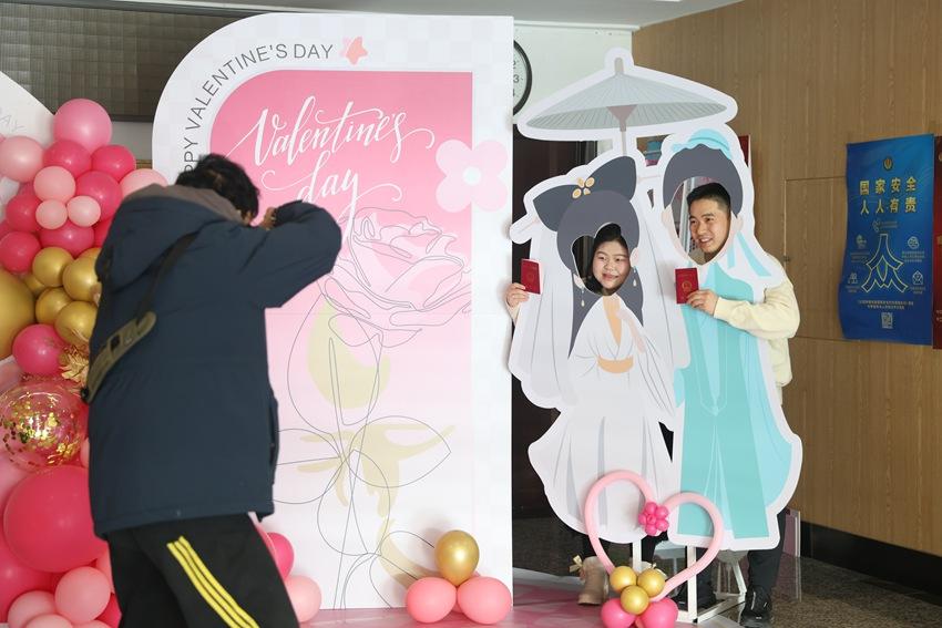 延吉市举行2·14幸福婚姻家庭活动 提倡健康婚俗